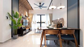 Deluxe Suite, 2 Bedrooms, Non Smoking | Dining room