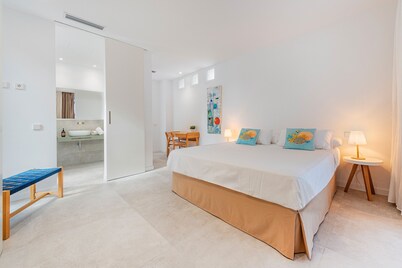 Holiday Home 'Villamar - Stunning Beachfront' with Sea View, Wi-Fi and Air Conditioning