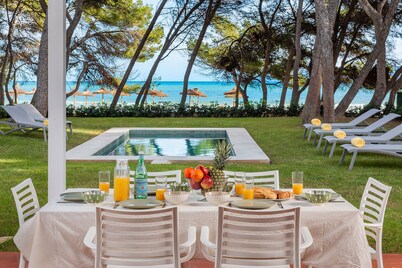 Holiday Home 'Villamar - Stunning Beachfront' with Sea View, Wi-Fi and Air Conditioning