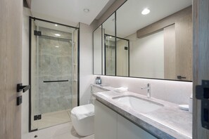 Douche, sèche-cheveux, bidet, serviettes fournies