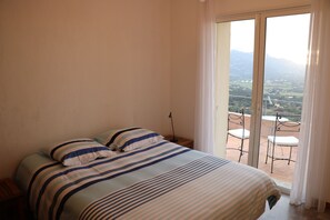 7 bedrooms, iron/ironing board, internet, bed sheets