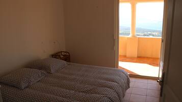 7 bedrooms, iron/ironing board, internet, bed sheets