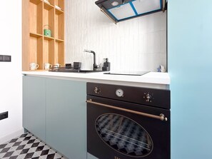 Fridge, oven, stovetop, coffee/tea maker