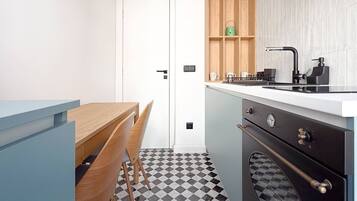 Réfrigérateur, four, plaque de cuisson, cafetiÚre/bouilloire