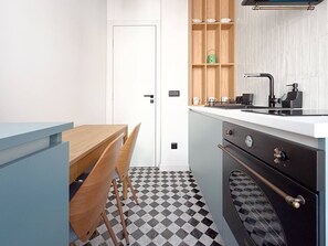 Een koelkast, een oven, een kookplaat, een koffiezetapparaat/waterkoker