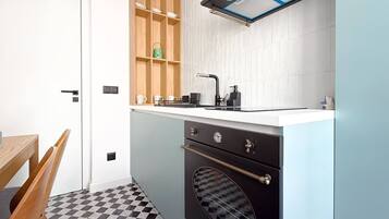 Réfrigérateur, four, plaque de cuisson, cafetiÚre/bouilloire