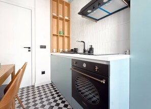 Fridge, oven, stovetop, coffee/tea maker