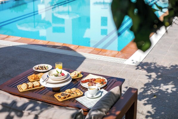 季节性开放的室外游泳池