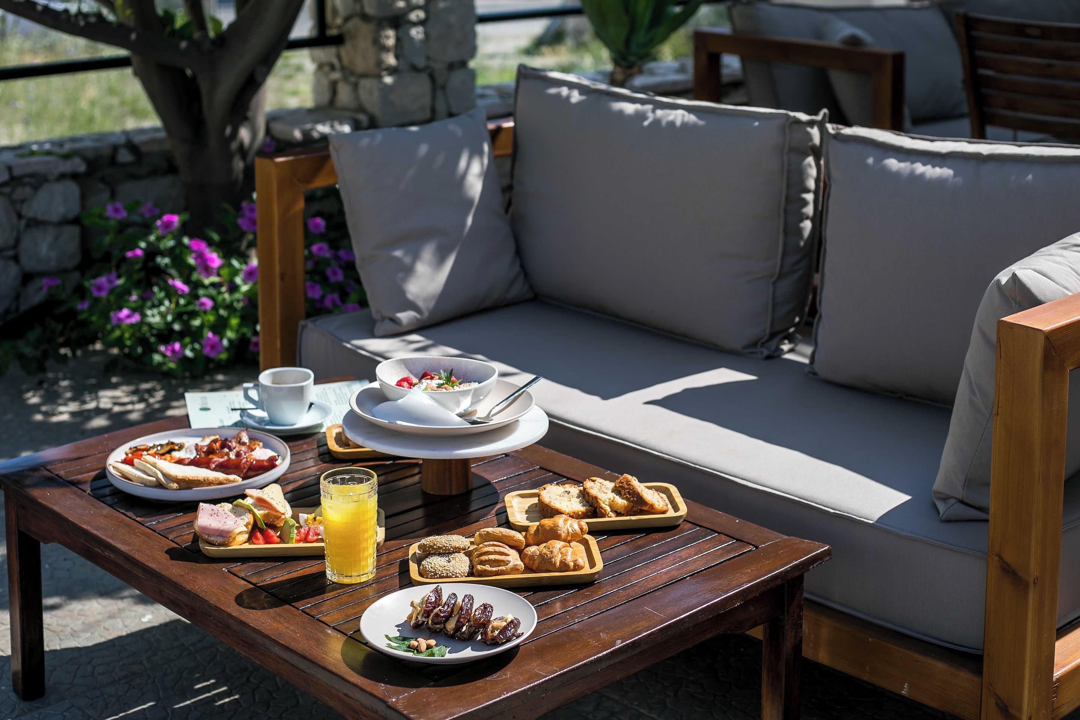 Free daily full breakfast