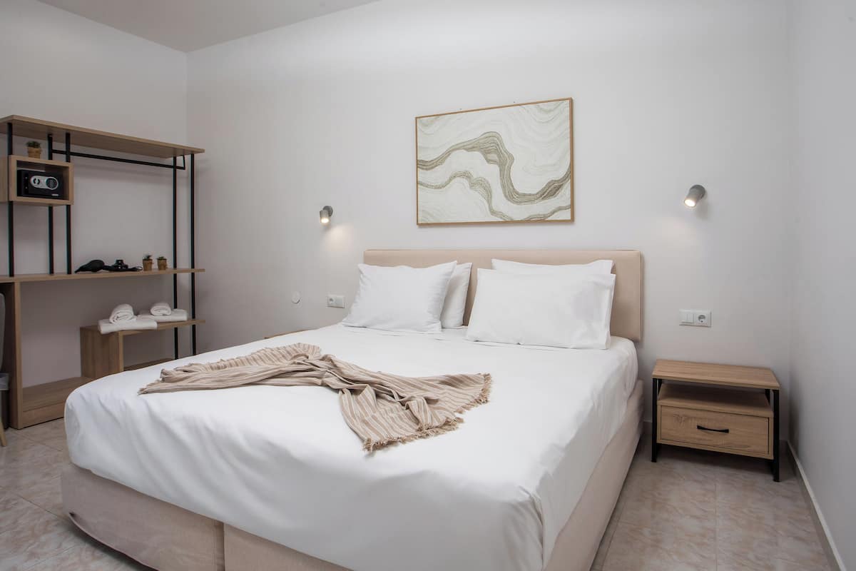 Standard Double or Twin Room | In-room safe, desk, laptop workspace, blackout drapes