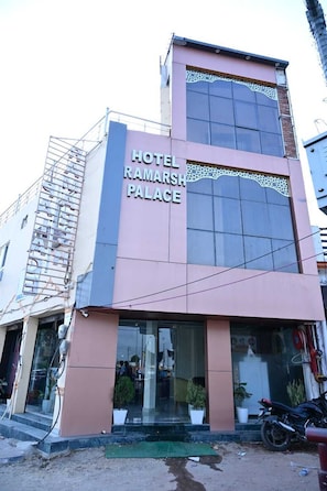 En bygning med skilt der siger 'HOTEL RAMARSH PALACE'.