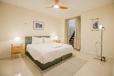 1 室のベッドルーム、アイロン / アイロン台、WiFi、ベッドシーツ. Elegant 3BR with Stunning Outdoor Space