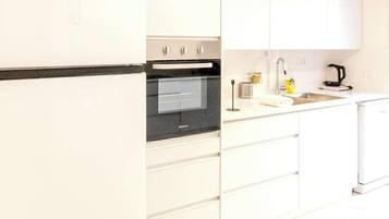 Een magnetron, een kookplaat, een vaatwasser