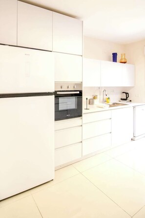 Micro-ondes, plaque de cuisson, lave-vaisselle, cafetiĂšre/bouilloire