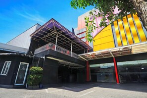 Vista frontal de la propiedad