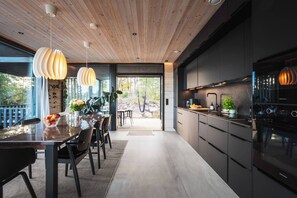 Køleskab, mikrobølgeovn, ovn, kogeplade