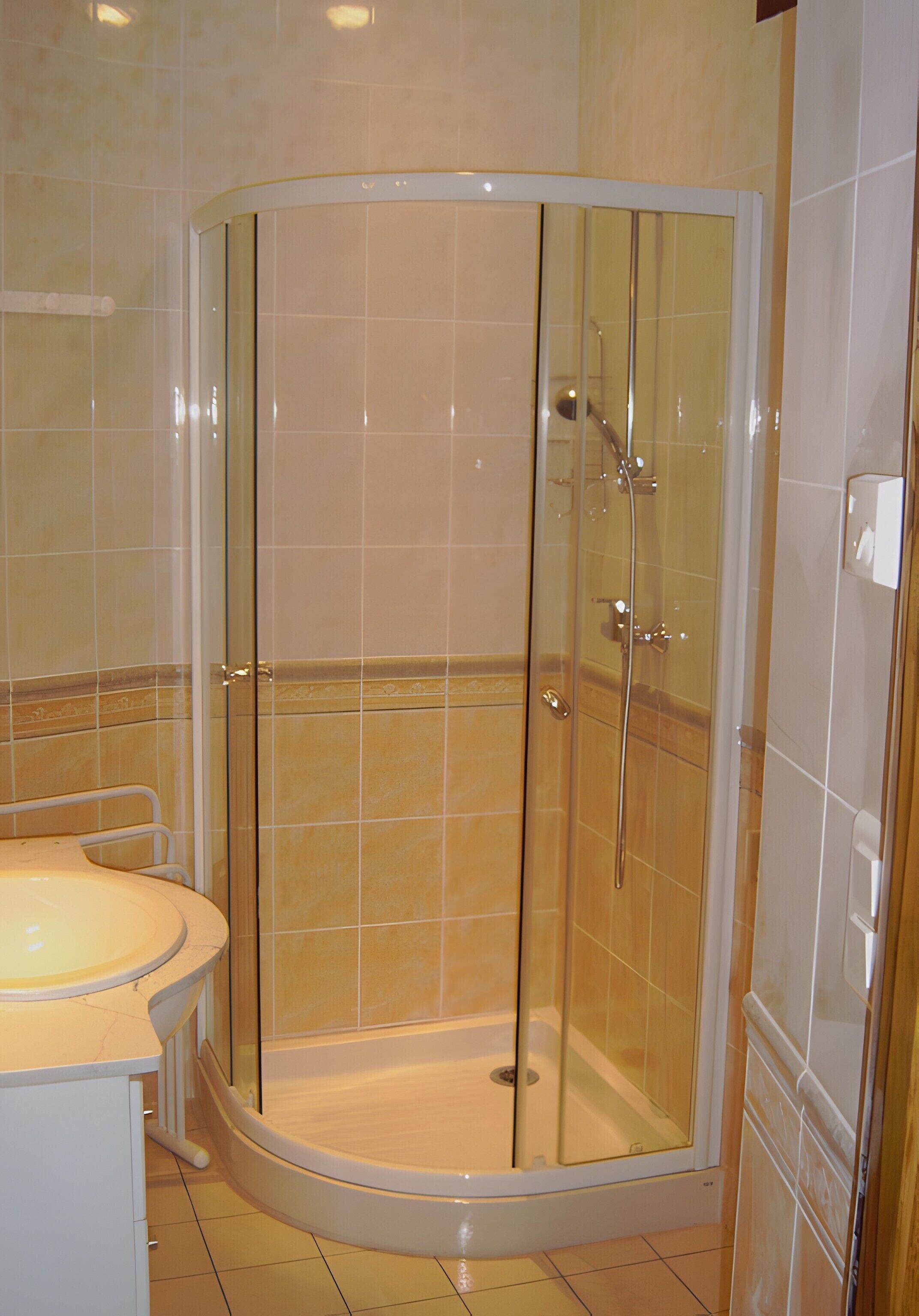 Shower, free toiletries, hair dryer
