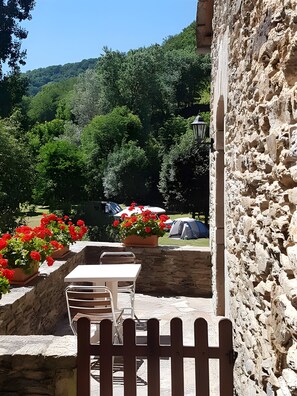 Outdoor dining - Gite Belcastel – In One of France’s Most Beautiful Villages – Aveyron (Belcastel)