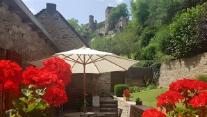 Outdoor dining - Gite Belcastel – In One of France’s Most Beautiful Villages – Aveyron (Belcastel)