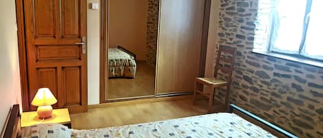 BĂŒgeleisen/BĂŒgelbrett, WLAN, BettwĂ€sche