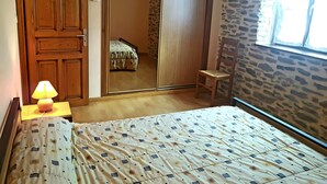 Room - Gite Belcastel – In One of France’s Most Beautiful Villages – Aveyron (Belcastel)
