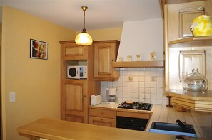 Fridge, microwave, oven, stovetop - Gite Belcastel – In One of France’s Most Beautiful Villages – Aveyron (Belcastel)