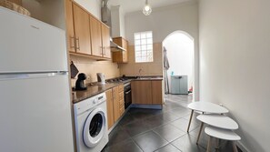 Fridge, microwave, oven, stovetop - Casa Josephine by Holiday Rental Madeira (Funchal)