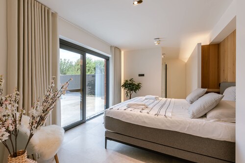 Charming Chic Stay With Garden Views Parking