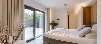 Charming Chic Stay With Garden Views Parking