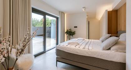 Charming Chic Stay With Garden Views Parking