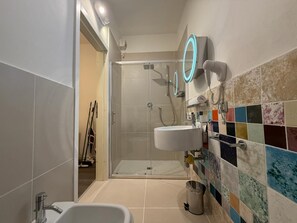 Dusche, Haartrockner, Bidet, Handtücher