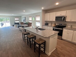 Private kitchen - Brand New Home with Open Floor Plan and Large Back Yard (Southport)