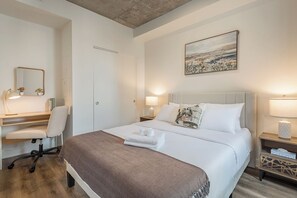 1 slaapkamer, een bureau, een strijkplank/strijkijzer, reisbedje