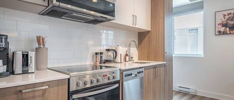 Kylskåp, mikrovågsugn, ugn och spishäll