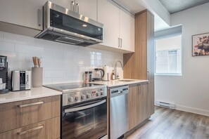 Een koelkast, een microgolfoven, een oven, een kookplaat