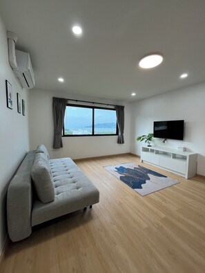 Family Room, 1 Bedroom, Non Smoking | Living area