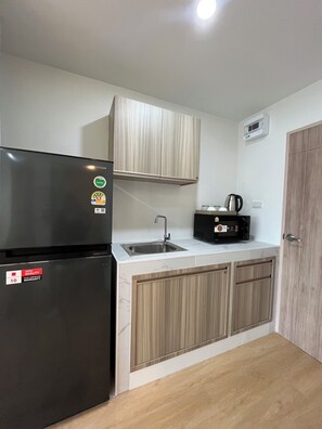 Deluxe Studio, 1 Bedroom, Sea View | Private kitchenette | Fridge, microwave