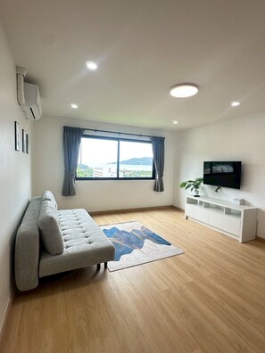 Premier vierpersoonskamer | Woonruimte | Een televisie