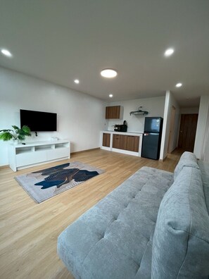 Premier Quadruple Room | Living area | TV