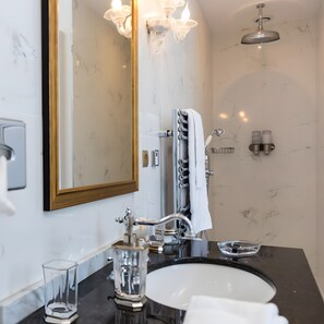 Shower, hair dryer, towels - Guest Room 'Rose' with Wi-Fi (Azay-sur-Cher)