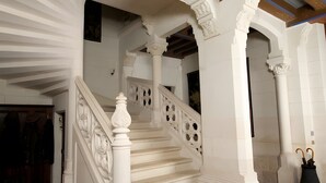 A grand staircase with white balustrades and ornate columns, leading to an upper level. - Guest Room 'Rose' with Wi-Fi (Azay-sur-Cher)