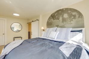 House (4 Bedrooms) | Interior - Walk to Dtwn Camas! Updated Home w/ Game Room (Camas)