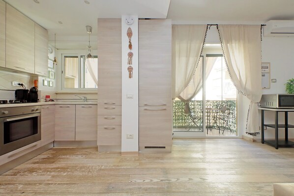 Réfrigérateur, four à micro-ondes, un four, surface de cuisson