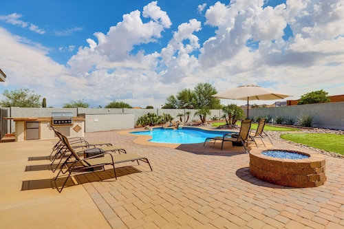Putting Green, Pool Table! West Valley Family Home