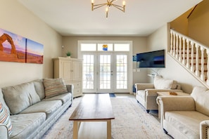 Interior - Pool, Putting Green, West Valley Family Home (Goodyear)