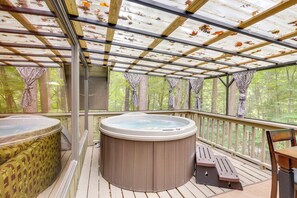 Interior - Bear Essentials: 2 Mi to Smoky Mtns Natl Park (Townsend)