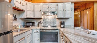 2 Mi to Smoky Mtns Natl Park! Hot Tub Hideaway