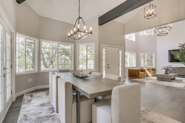 House (5 Bedrooms) | Interior