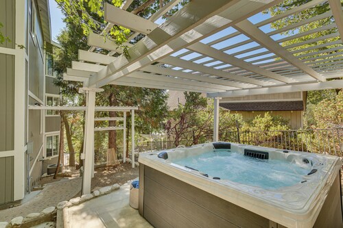 1 Mi to Lake Arrowhead! Luxe Group Getaway