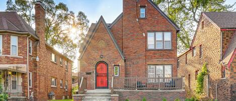 House (5 Bedrooms) | Front of property